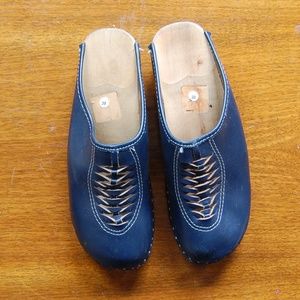 bastad navy blue wooden clogs